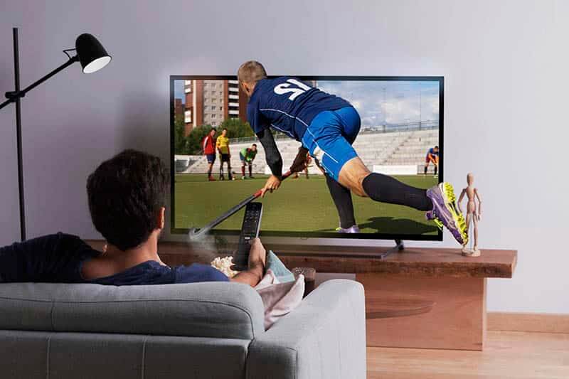 Utilisateur regardant un match de sport en direct via un abonnement IPTV